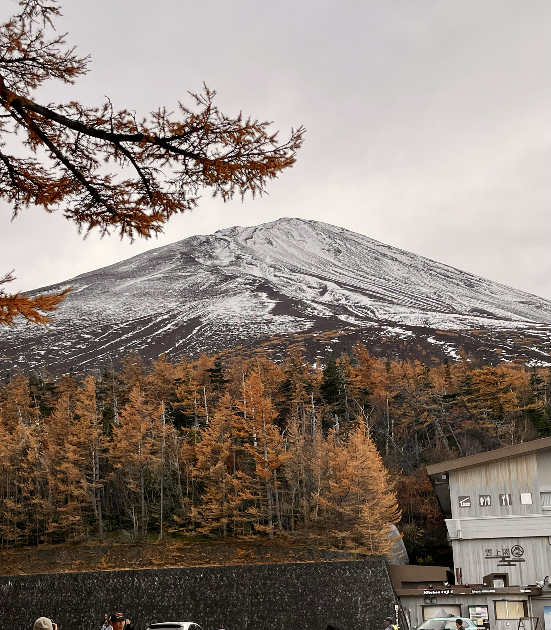 日本富士山，2003年初冬。令人惊讶的是，全景区没有一个垃圾箱！