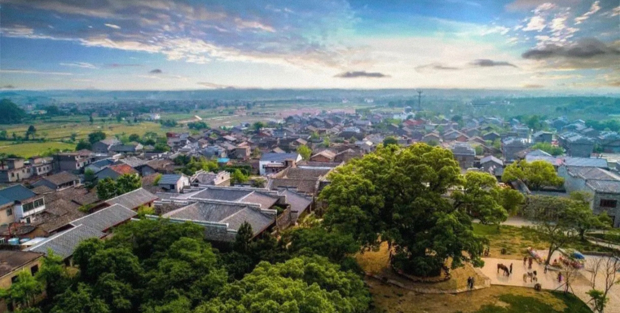 安义古村位于江西省南昌市安义县石鼻镇境内，距离南昌市约60公里，车程约1小时，是一个历史悠久、文化底