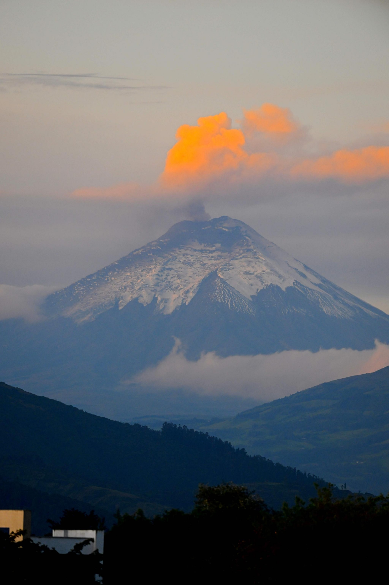 厄瓜多尔的这座火山，持续处于活跃状态