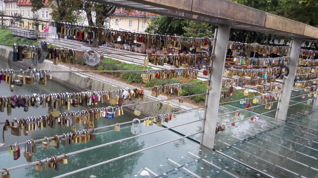 桥上无数造型各异的锁，简直就是锁具大展览