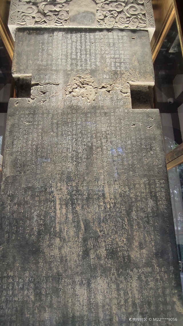 武侯祠进大门东(右)侧为"唐碑"(全名《蜀丞相诸葛武侯祠堂碑》,也称"