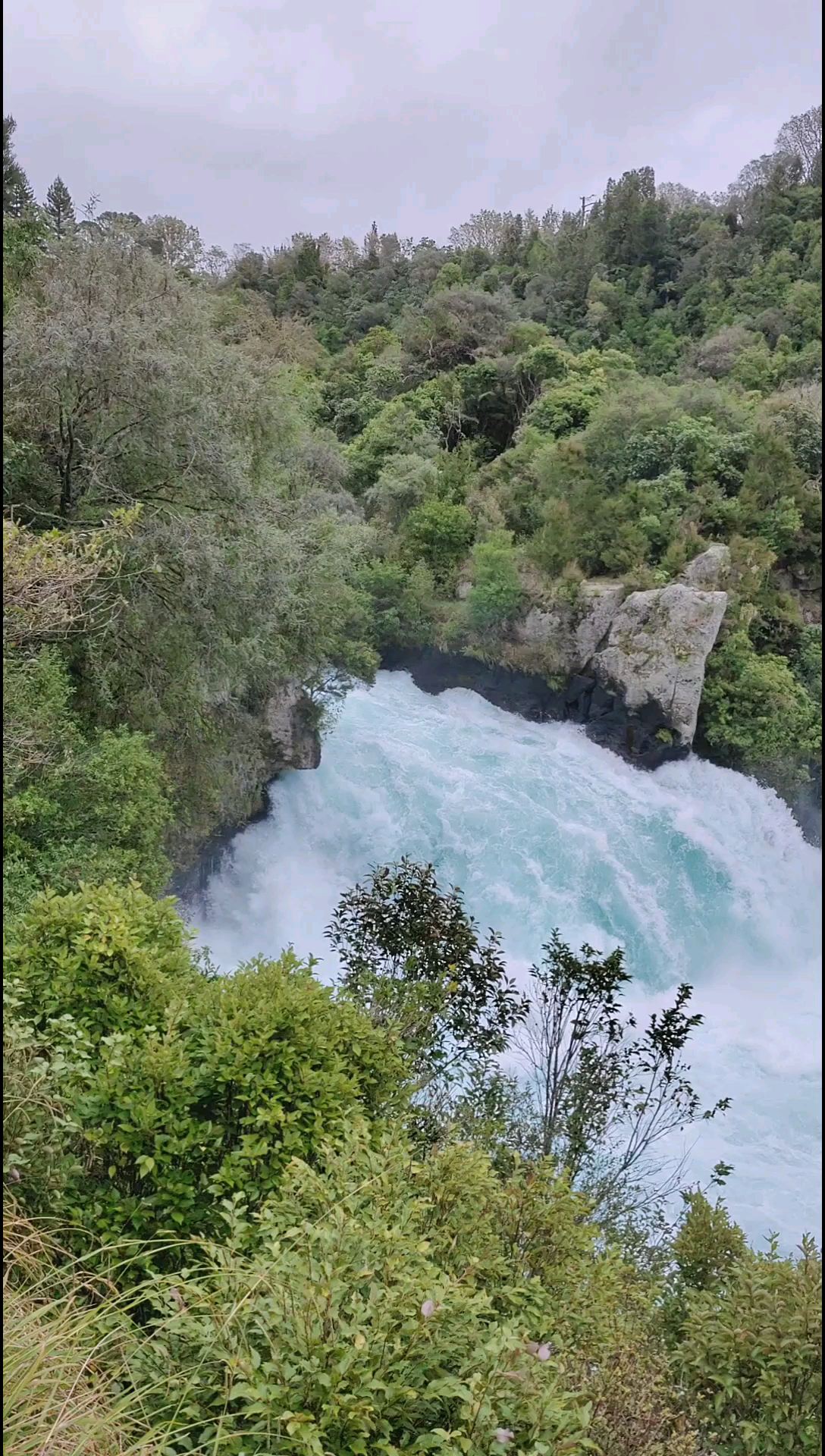 流动的翡翠——新西兰北岛胡卡瀑布