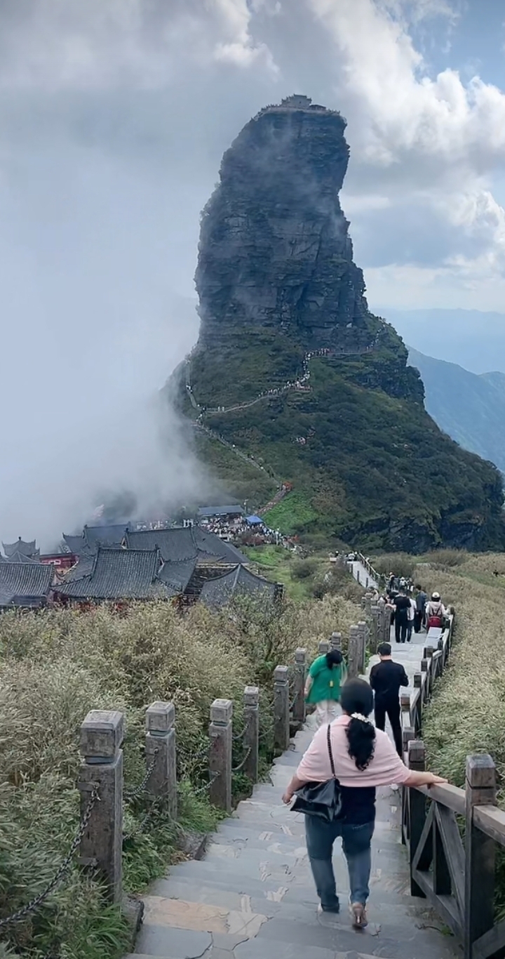梵净山，一颗石柱擎天，伫立在贵州，不知何时，引领着时代变迁！