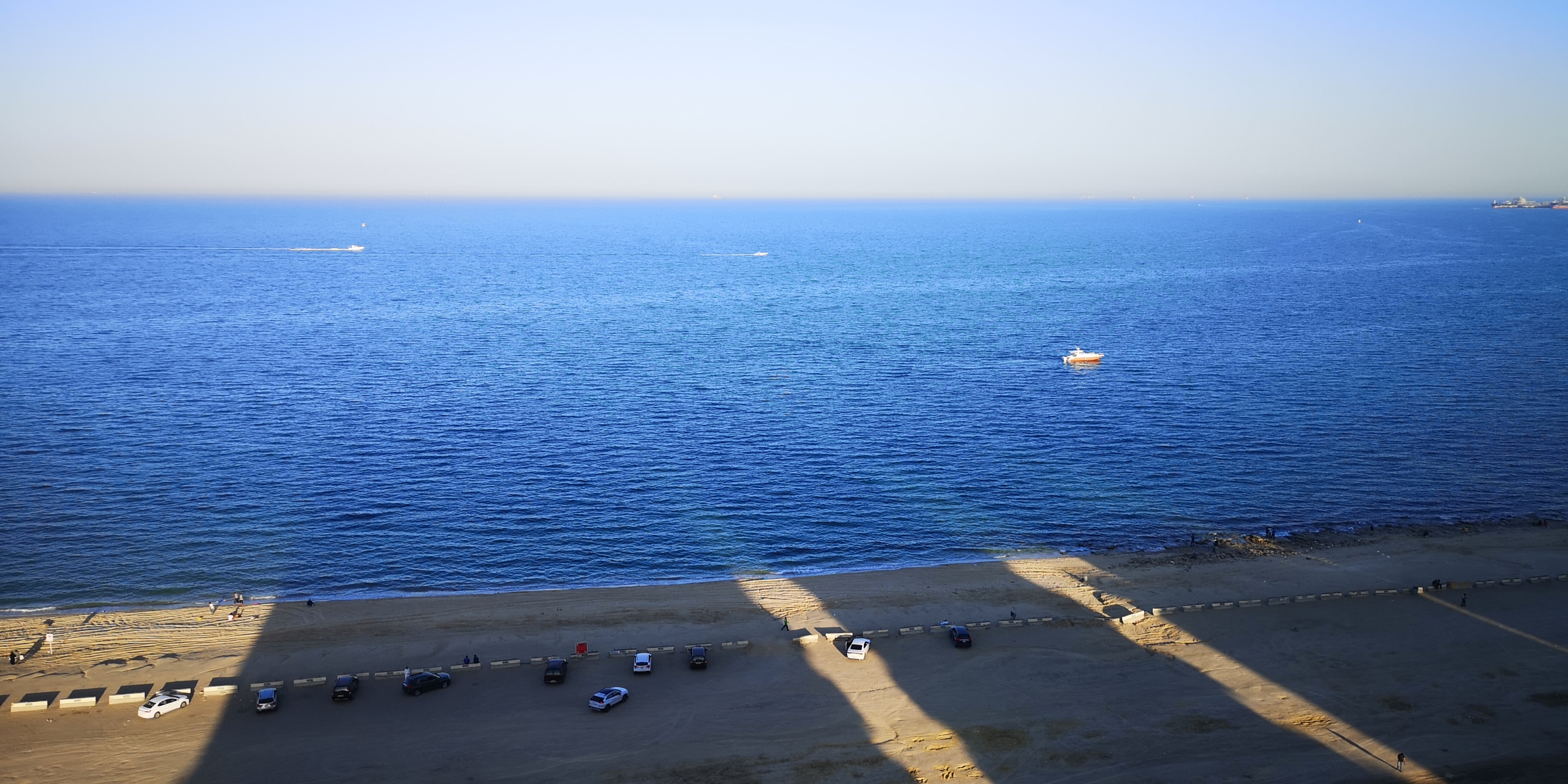 科威特，海湾石油国家。大部分区域靠近海岸线。渔业资源丰富，在没有发现石油前，他们靠渔业为生，珍珠产业