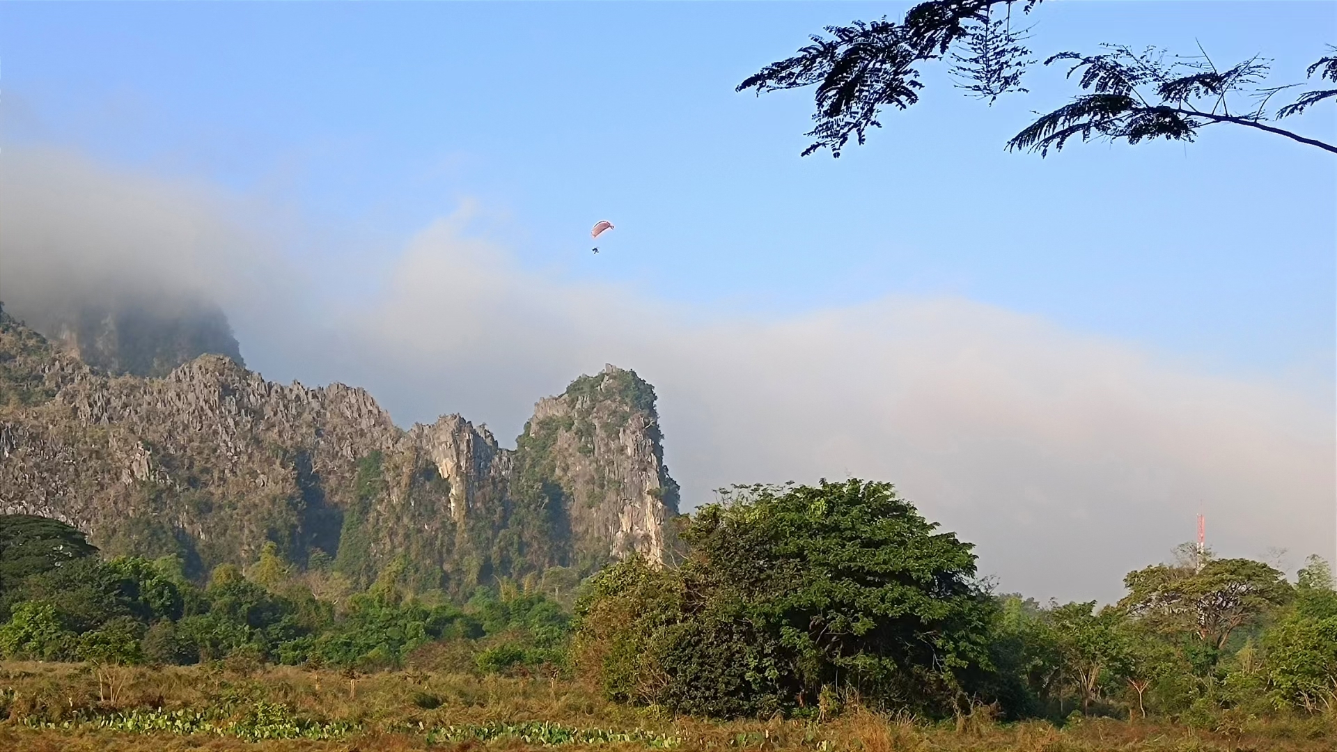 万荣(VangVieng，部分华人地区称旺阳)是老挝著名的休闲旅游地，距离万象160公里。万荣的山都