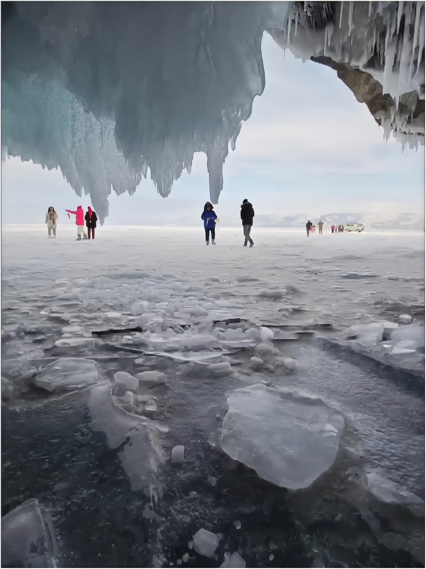 冬天的贝加尔湖到底有多美？冰封千里，结成的蓝冰在阳光下呈现晶莹剔透的蓝色光芒…… #贝加尔湖蓝冰