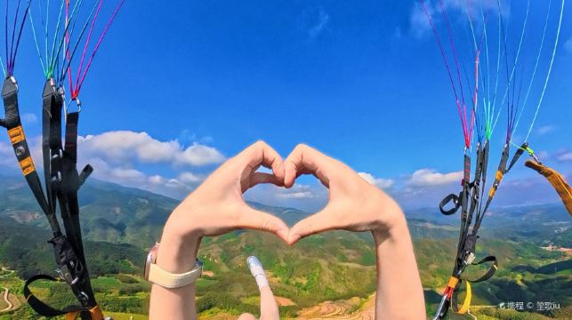 西双版纳天空怡人滑翔伞营地