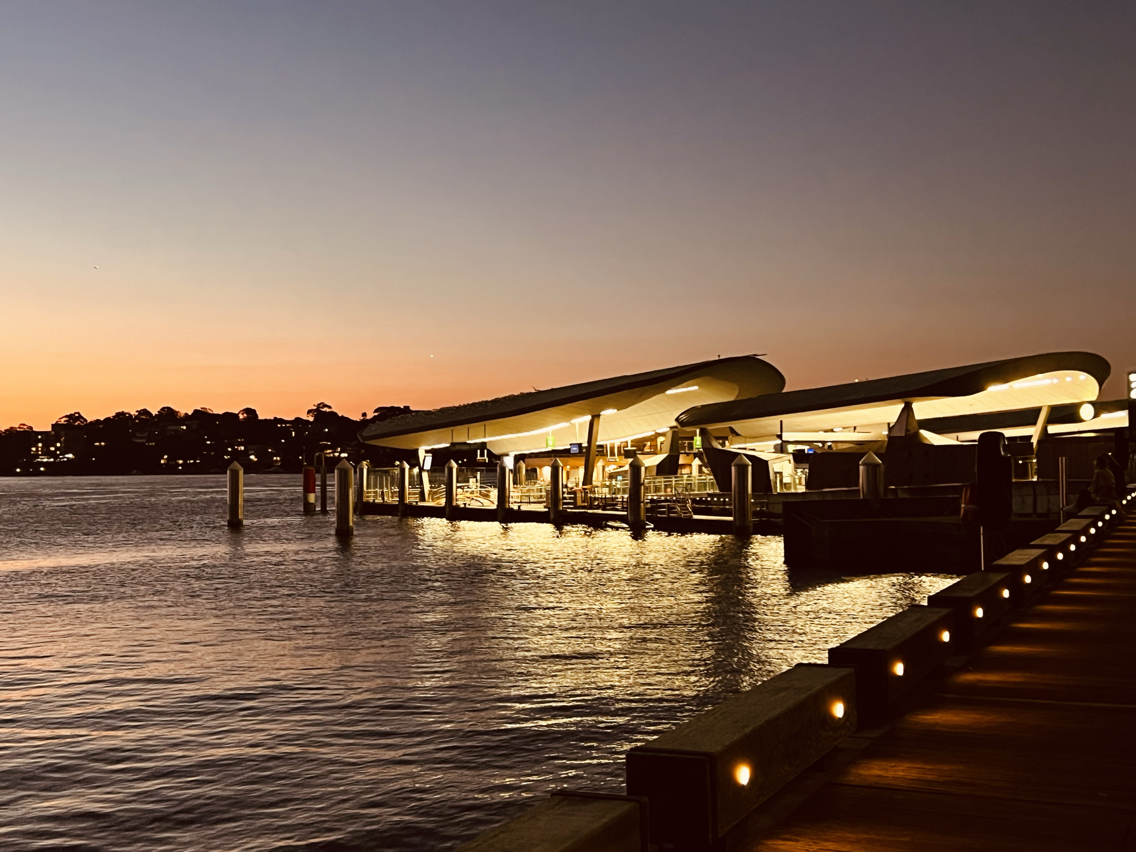 夜幕降临中的悉尼达令港码头愈发的神秘与浪漫
