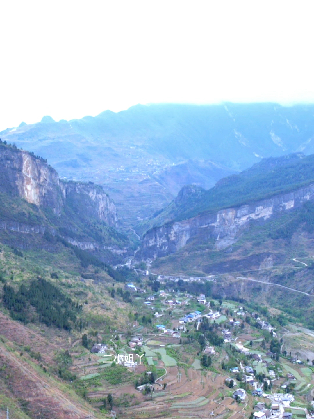 贵州大山里的 一个小村庄，被群山环抱的世外桃源，远离城市喧闹