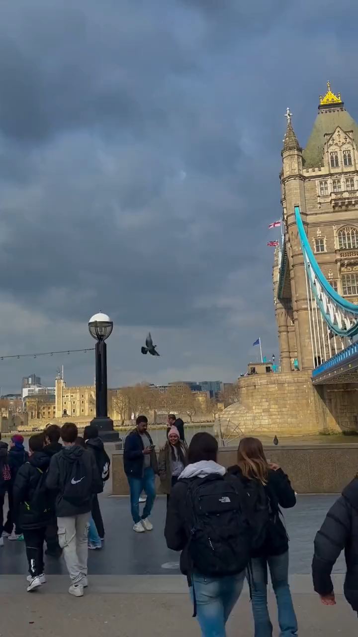总要来一趟伦敦吧，在泰晤士河畔漫步走过塔桥，停在大本钟之下听着朦胧的钟声，感受伦敦那一刻的浪漫#探索