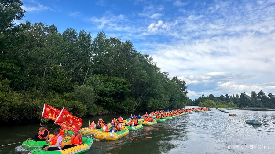 长白山森林峡谷漂流