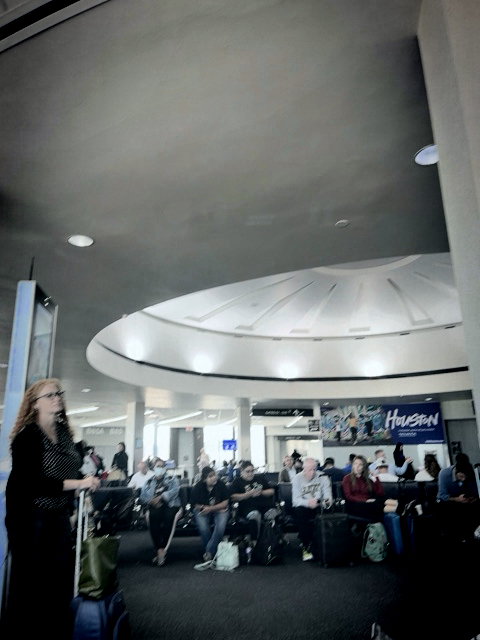 第一次在休斯敦机场转机，还是挺方便的[Grin]不过航班延误了，呵呵