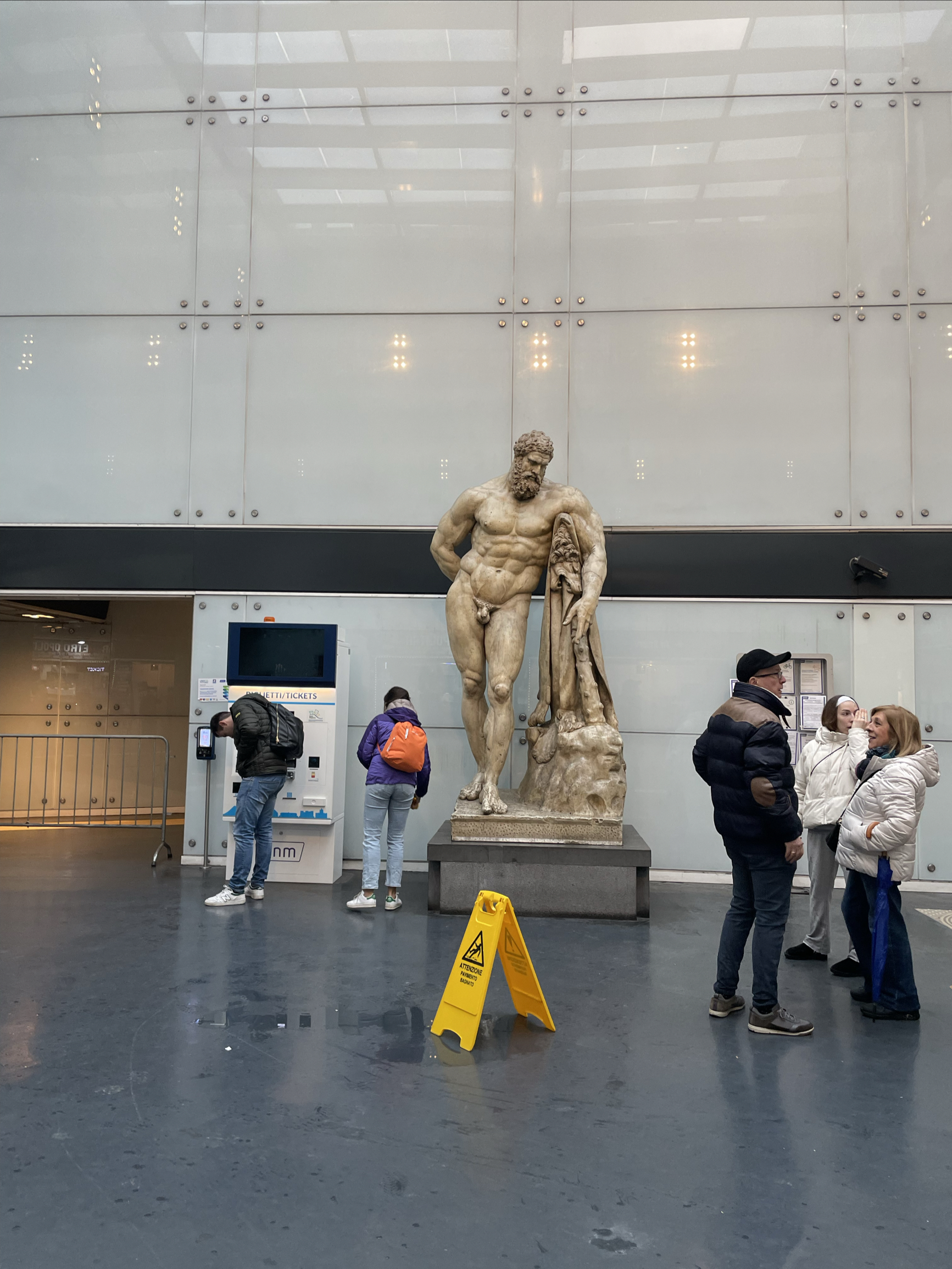 意大利国家考古博物馆，说是雕塑作品，其实大部分是出土文物，应该是两个大的墓葬中出土的，另外还有庞贝古