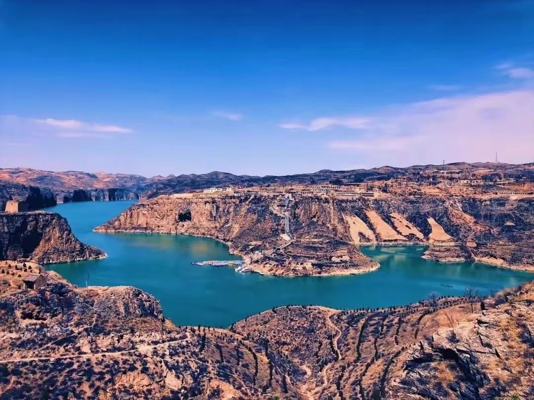 老牛湾，是长城与黄河握手的地方，是中国最美的十大峡谷之一。     老牛湾位于山西省和内蒙古自治区的