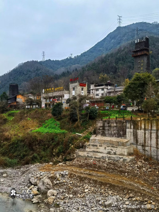北川的吉娜羌寨,是从绵阳进入北川的第一个村庄,被誉为"北川第一村".