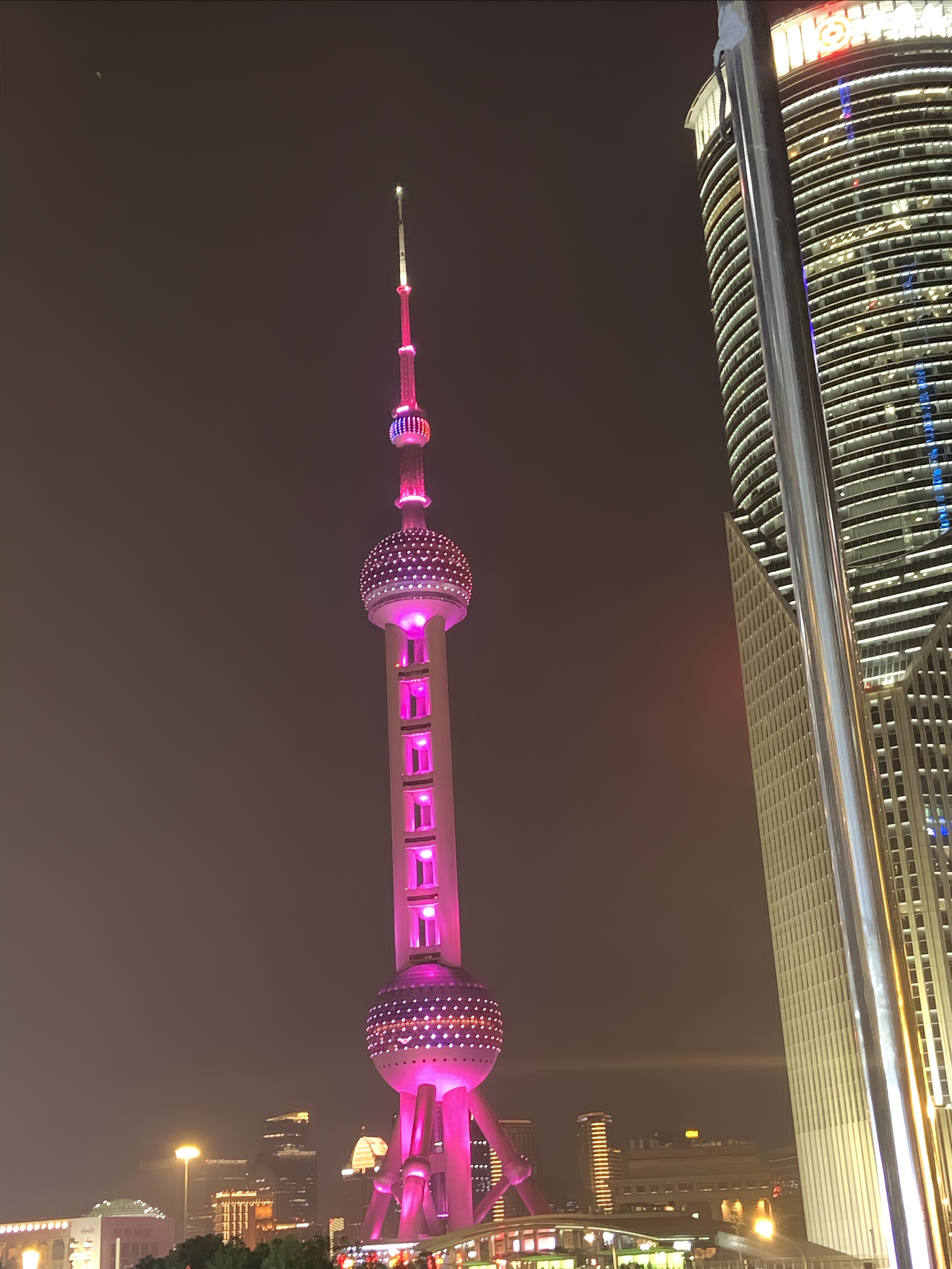 大美上海，绚丽无比的夜景令人心旷神怡，吹着江边的晚风将人的思绪拉回了上海世博会，那是我第一次来上海