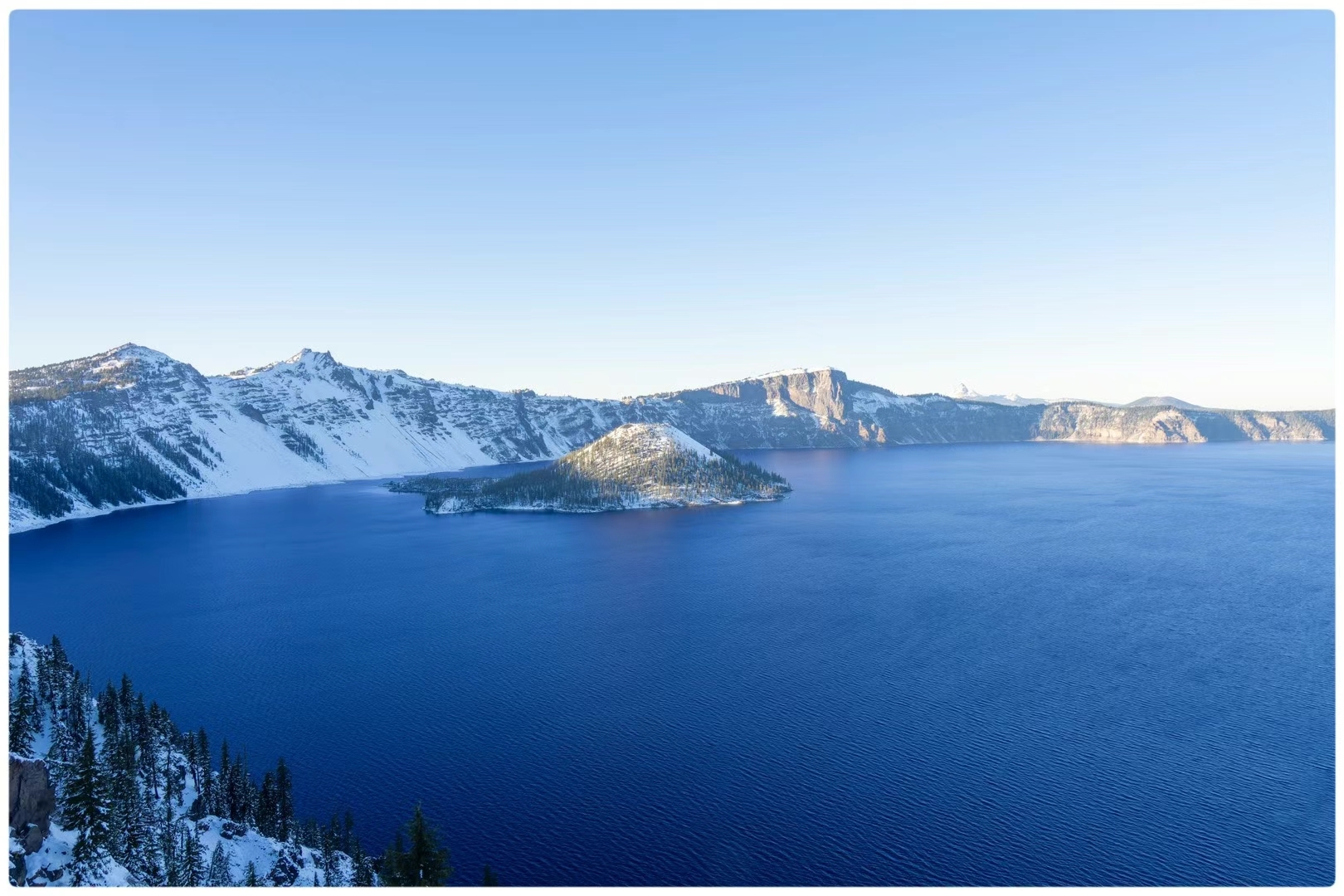 俄勒冈州的火山口湖很特别，号称是世界上最原始和最深的淡水湖之一。它形成于7000多年前，当时马萨马山