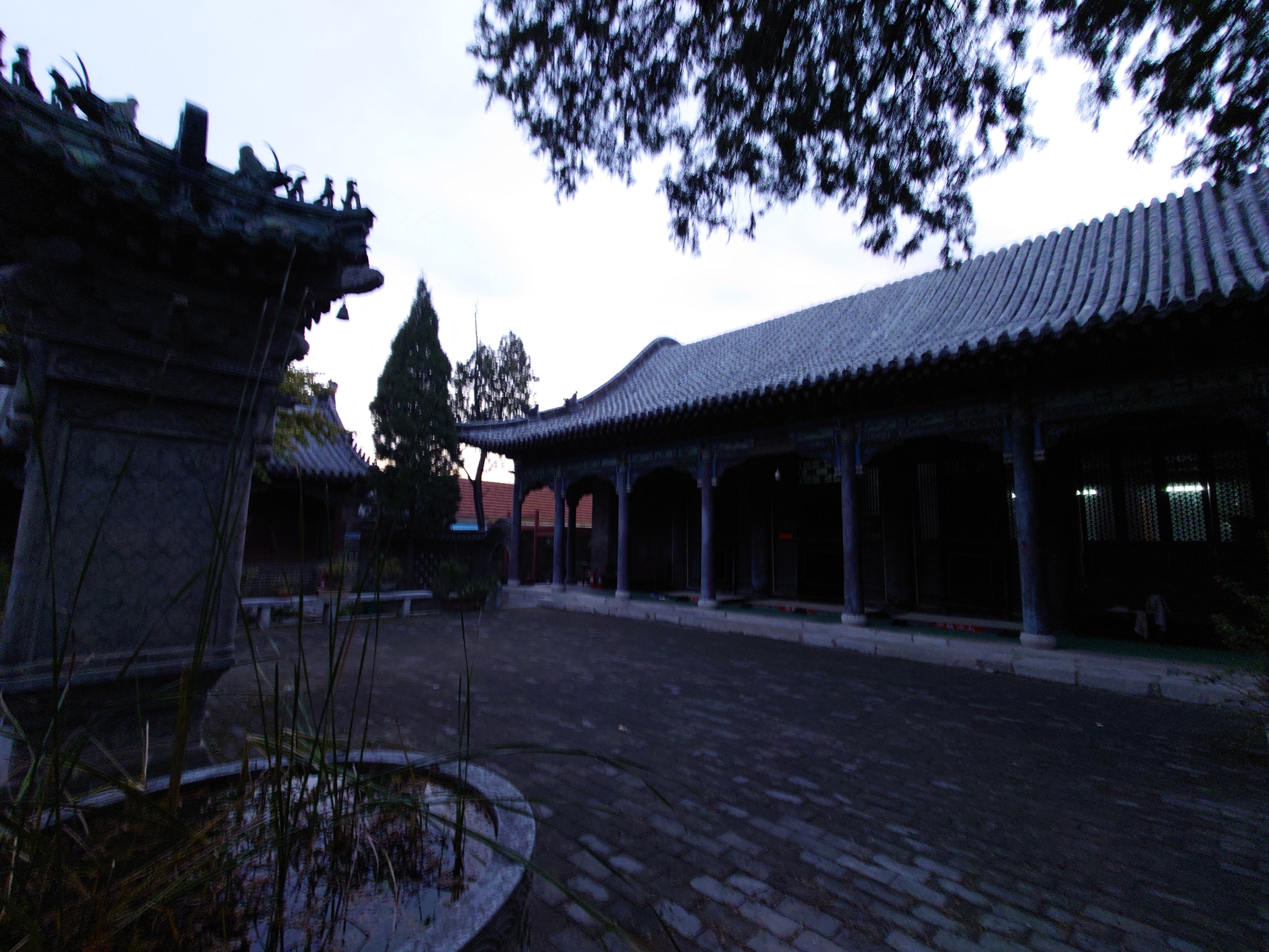 在青州市区偶园街中段东侧，有一处被当地人称为“冯家花园”的偶园，它原是清初大学士、太子太傅冯溥的私人