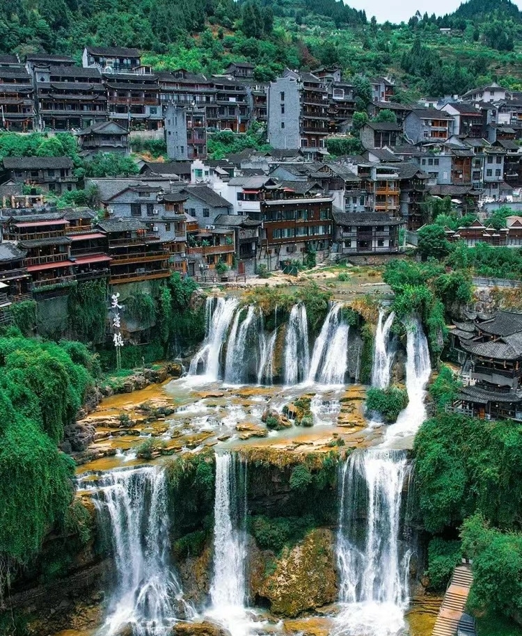 芙蓉镇，这个位于湖南的古老小镇，以其独特的山水景色和土家族的风情而闻名。以下是芙蓉镇的详细攻略：  