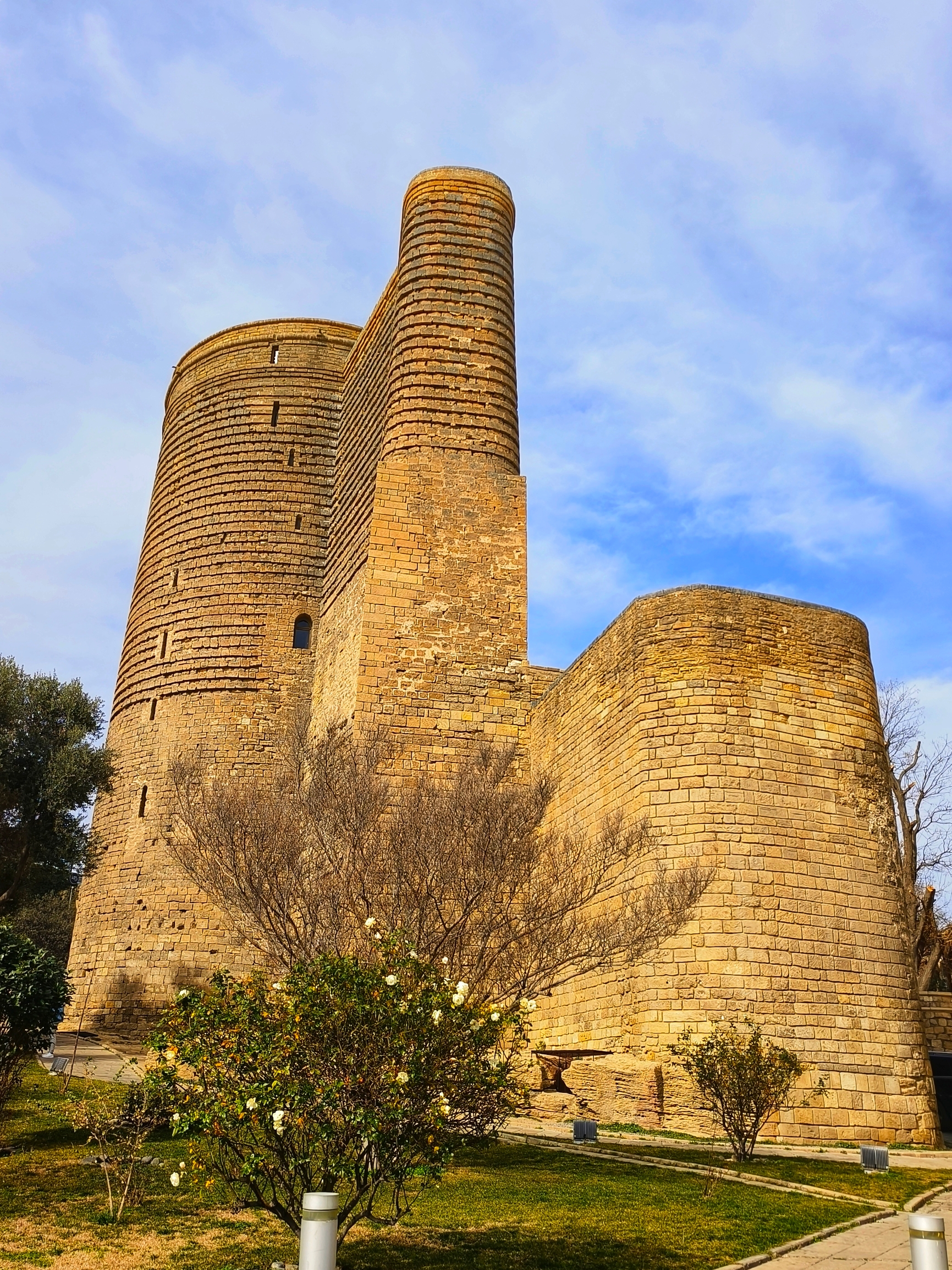 少女塔是​巴库的地标建筑，也是老城区“古建筑”的代表，市内游玩必去之处。​外观就是大型圆柱体城堡。 
