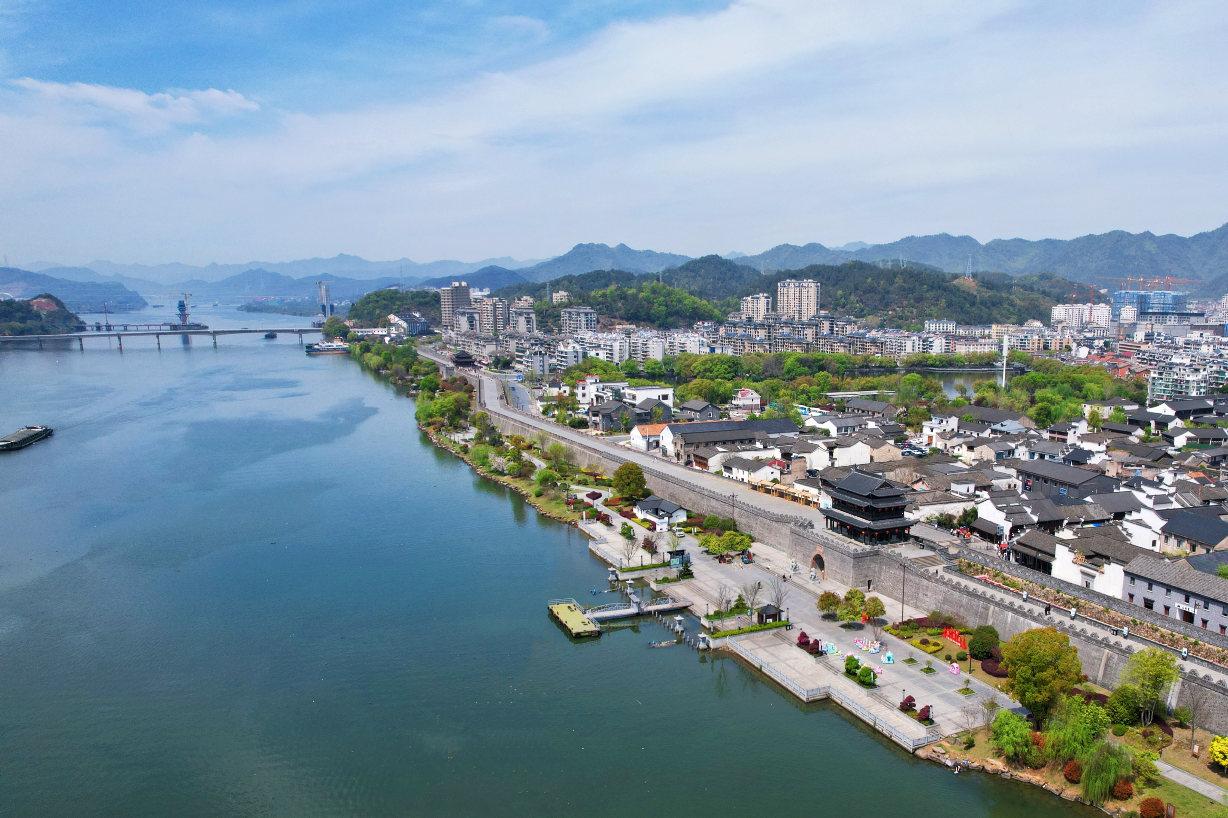 今儿给大家推荐一个超级有味道的小众旅行目的地——建德市。这是浙江省杭州市的一个县级市，钱塘江上游，东