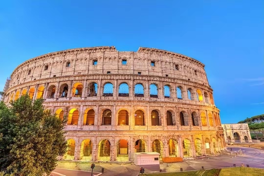 意大利罗马:作为古罗马帝国的首都,罗马充满了古老的历史遗迹和文化遗产。最著名的景点包括斗兽场、圣彼得
