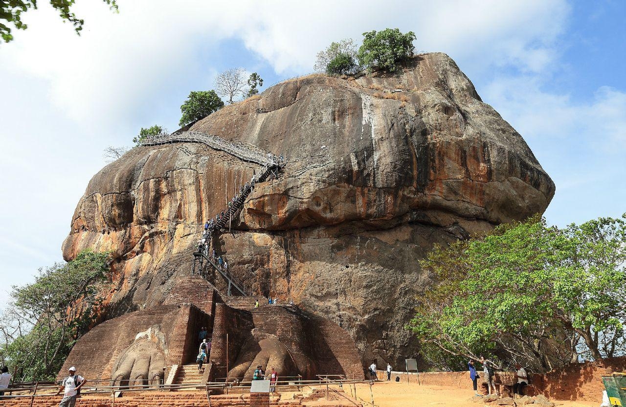 狮子岩。锡吉里耶古城的中心是一座巨大的岩石，形似狮子，因此被称为狮子岩（Sigiriya Lion 