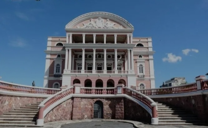 马瑙斯亚马孙剧场，19世纪后期，橡胶在亚马孙雨林被发现，使得小镇马瑙斯变成了一个暴发户，亚马孙剧场也