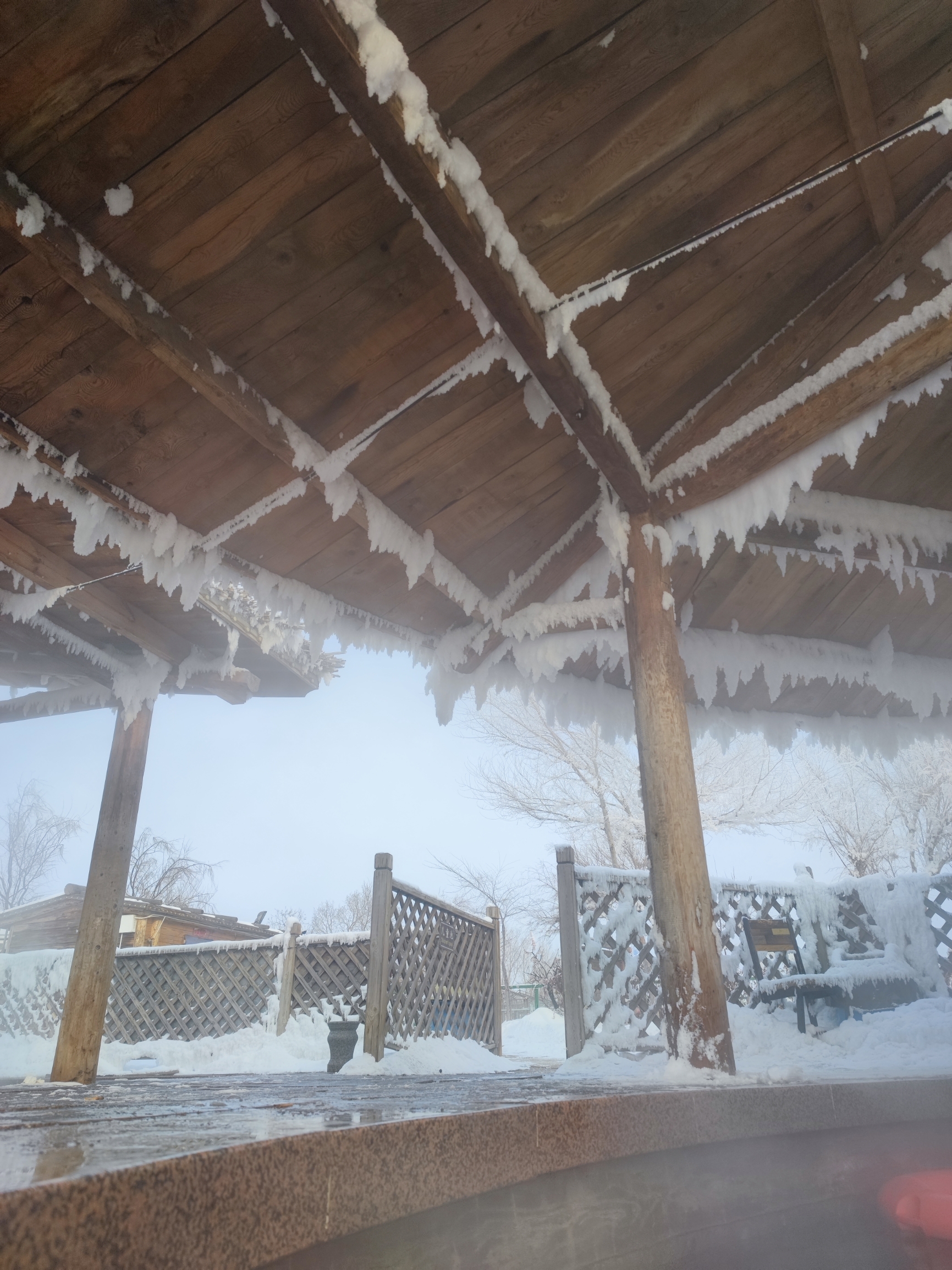 雪景不错，烟雾缭绕宛如仙境。五彩湾古海温泉，值得一去，建议带好毛巾，浴袍，带上朋友一起打打牌，吃的也