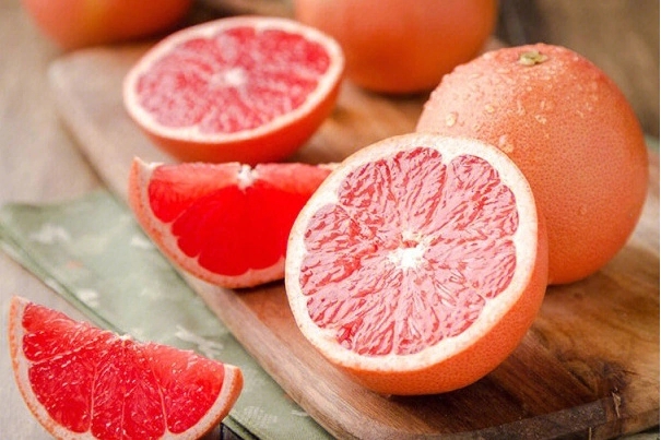 西柚（Citrus paradisi Macfad.）是芸香科柑橘属植物，又称葡萄柚。[5]西柚是一