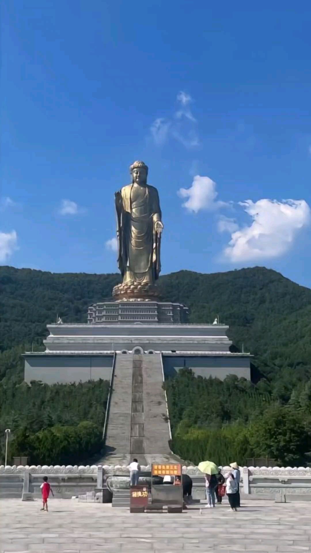 中原大佛景区 中原大佛高208米，花费2.8亿，用了黄金108公斤，耗时12年建成，它是世界上最高的