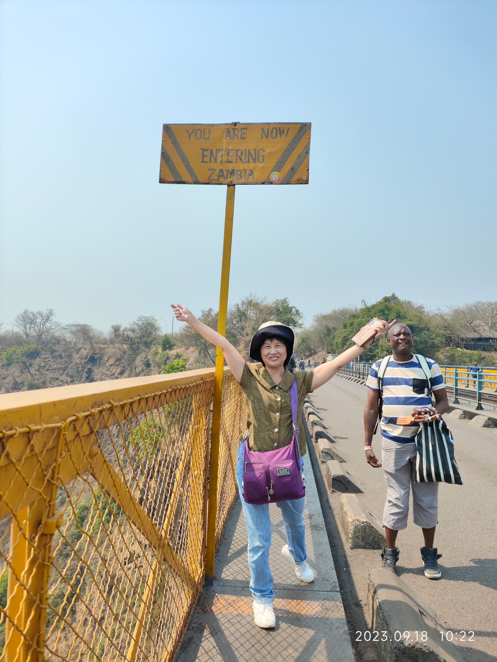 一河两岸，桥连两国；一步过境，脚踏两国。(100多年历史的维多利亚瀑布大桥，连接赞比亚与津巴布韦，铁