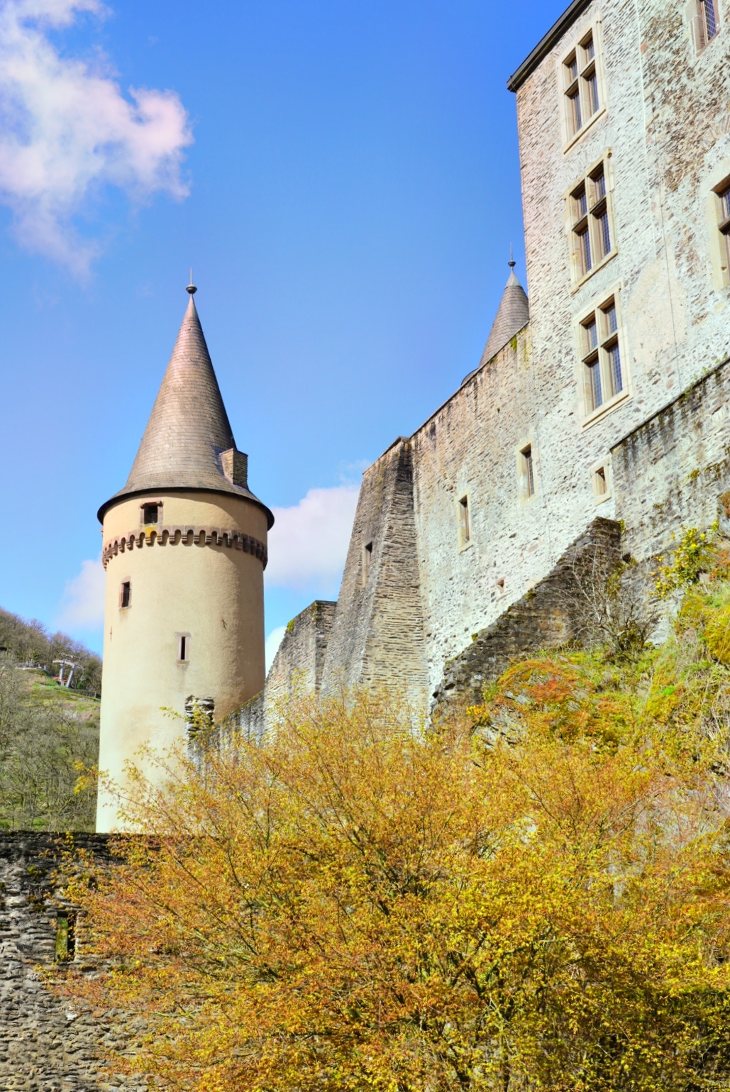 卢森堡这个国土面积仅有2586.3平方公里的袖珍 小国曾经有109座城堡，现在的还保留有76座，被称