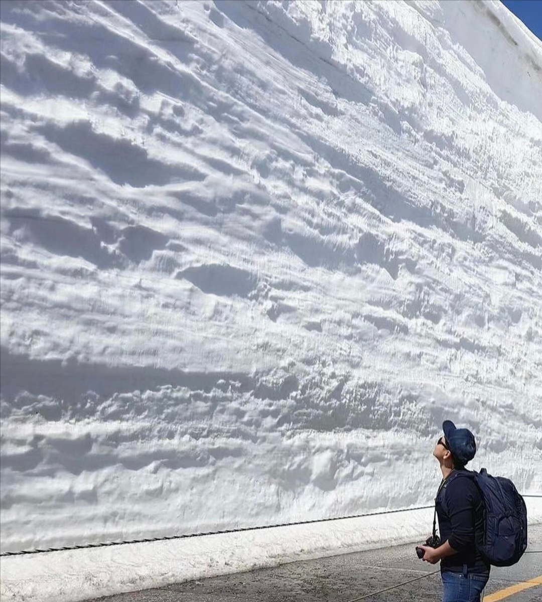 位于日本的富山县立山町“雪墙公路”
