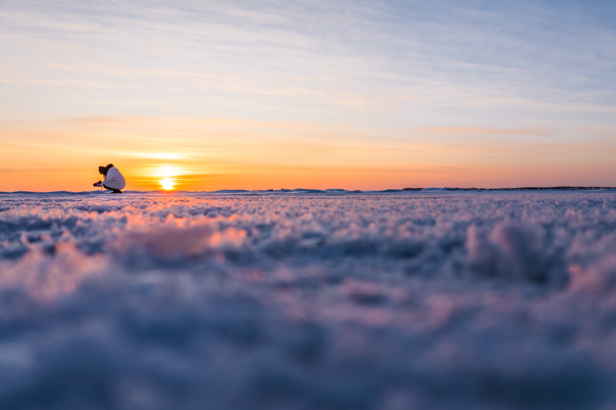 夕阳洒在冰面上，闪烁着耀眼的光芒！冬日的街津口，宛如一幅宁静而美丽的画卷。白雪皑皑的大地，冰封的黑龙