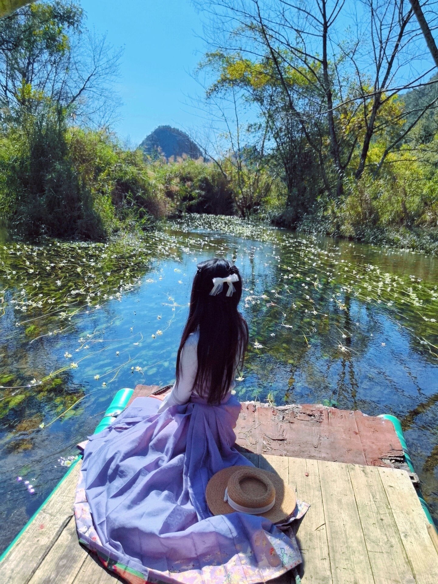 桂林永福海菜花湿地，一个隐藏在桂林山水间的秘境，听起来就像是一幅生动的水墨画。🌸🌊  🚣‍♀️ 乘船