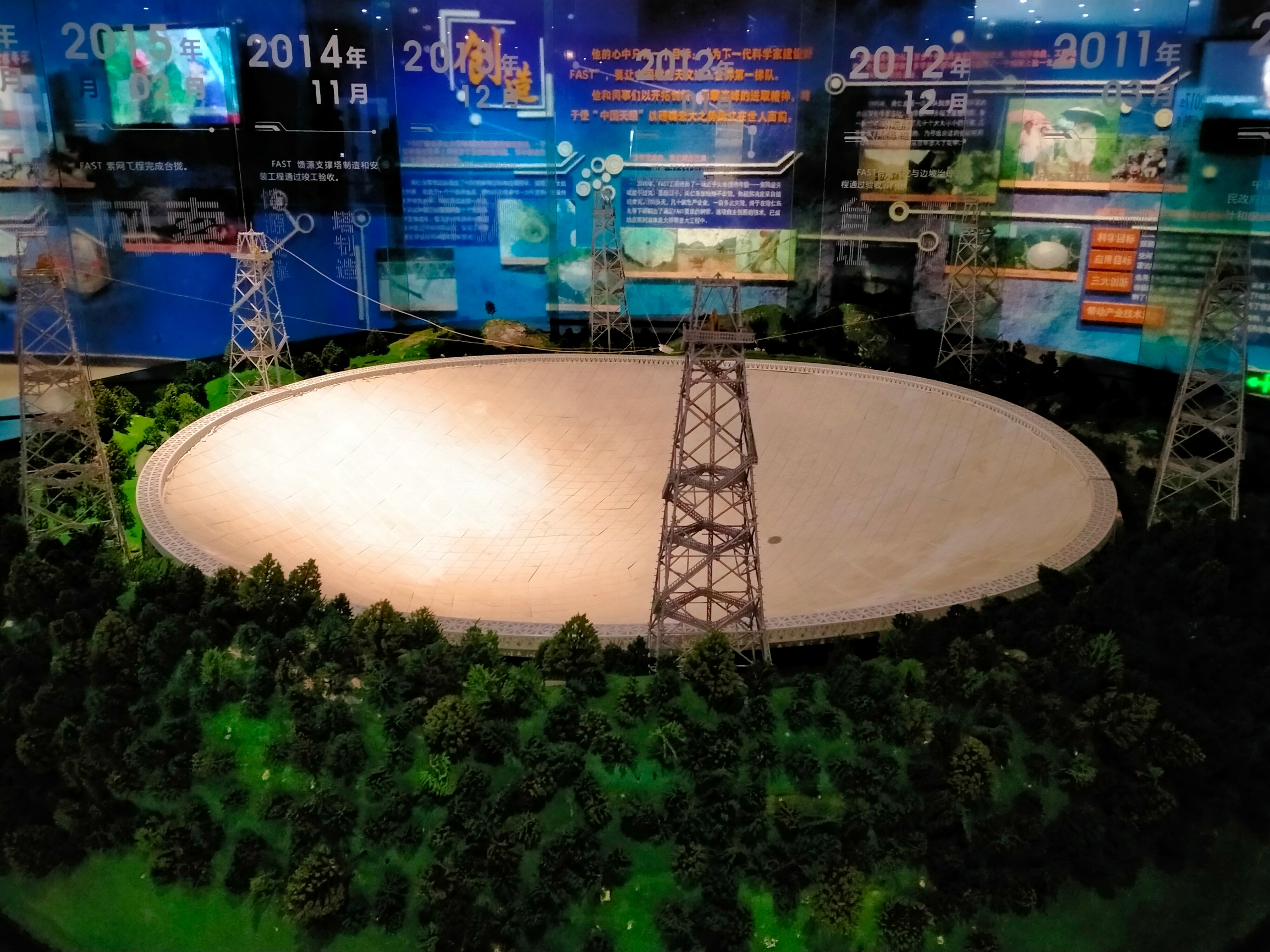 中国天眼景区主要依托500米口径球面射电望远镜，位于贵州黔南州平塘镇。2011年兴建，2017年对外