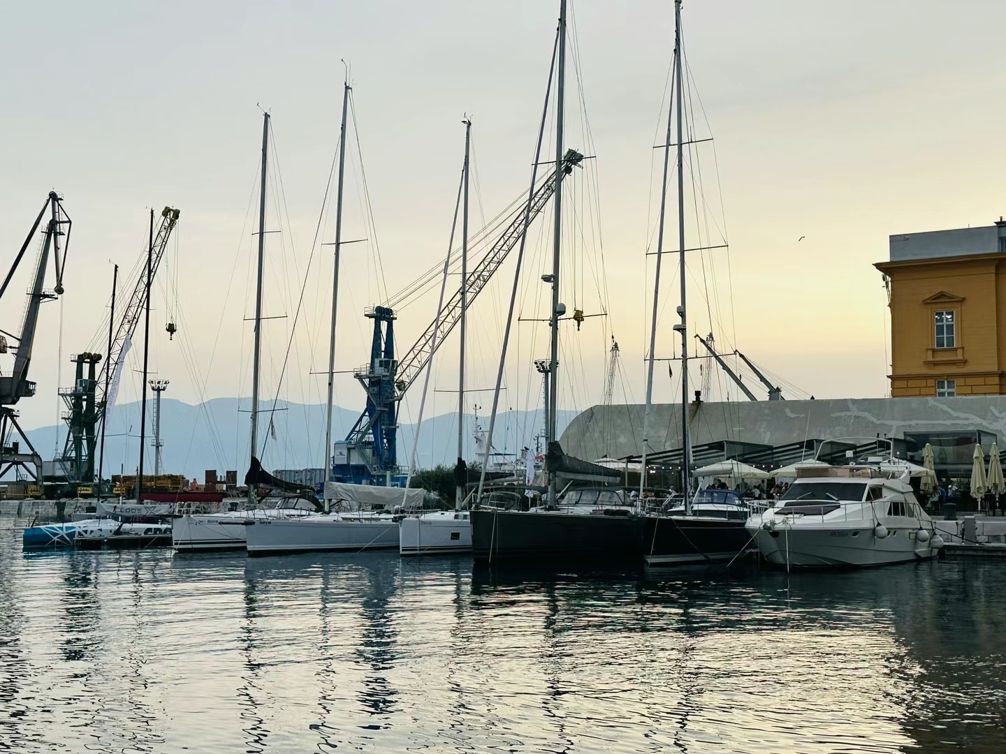 今天我们住在里耶卡（Rijeka）　　里耶卡（克罗地亚语：Rijeka）位于 亚得里亚海克瓦内尔湾畔
