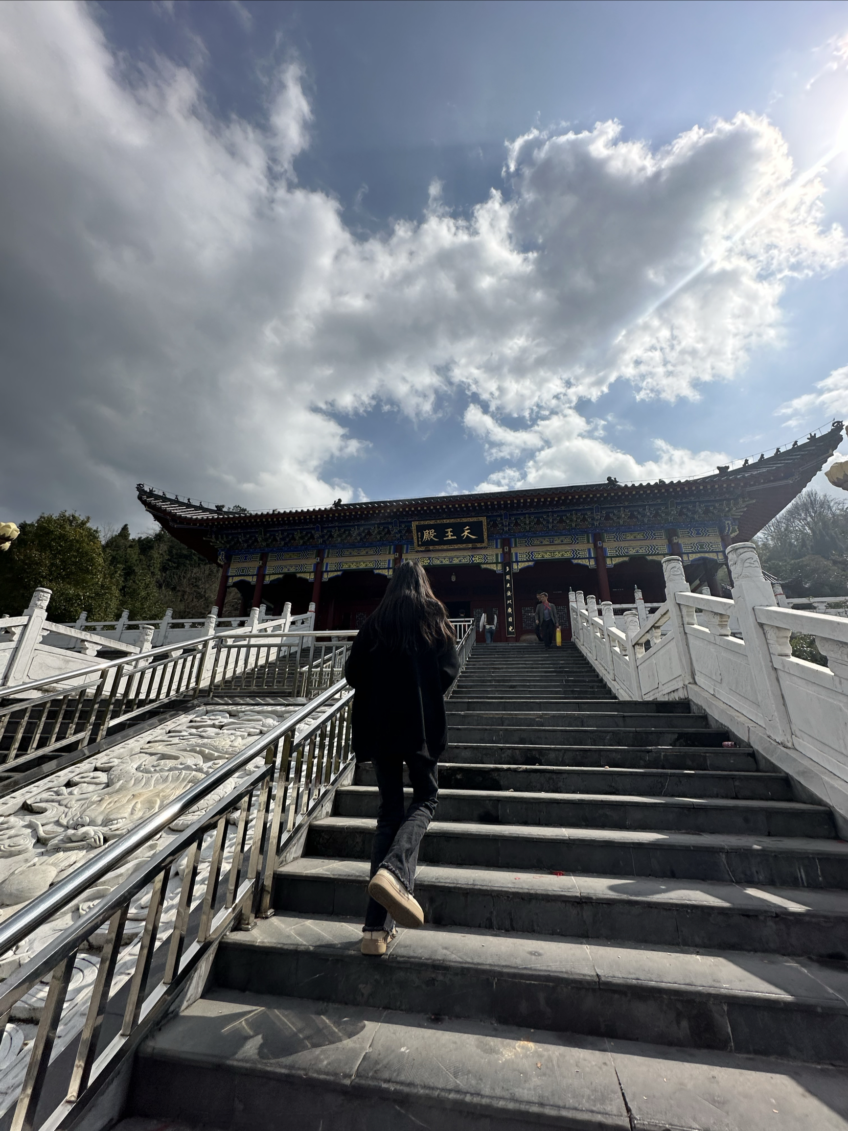 湖南省临武县东林寺 非常有乐趣的一个地方 冬暖夏凉人多热闹 有着我国佛祖的远大文化 有空可以带家人去