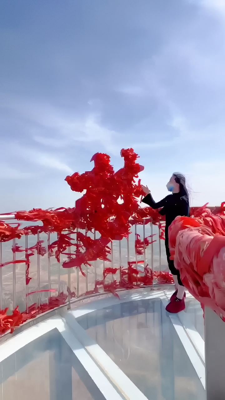 云梦山玻璃观景台，又称（圆梦台）。是世界上最大最长的玻璃观景