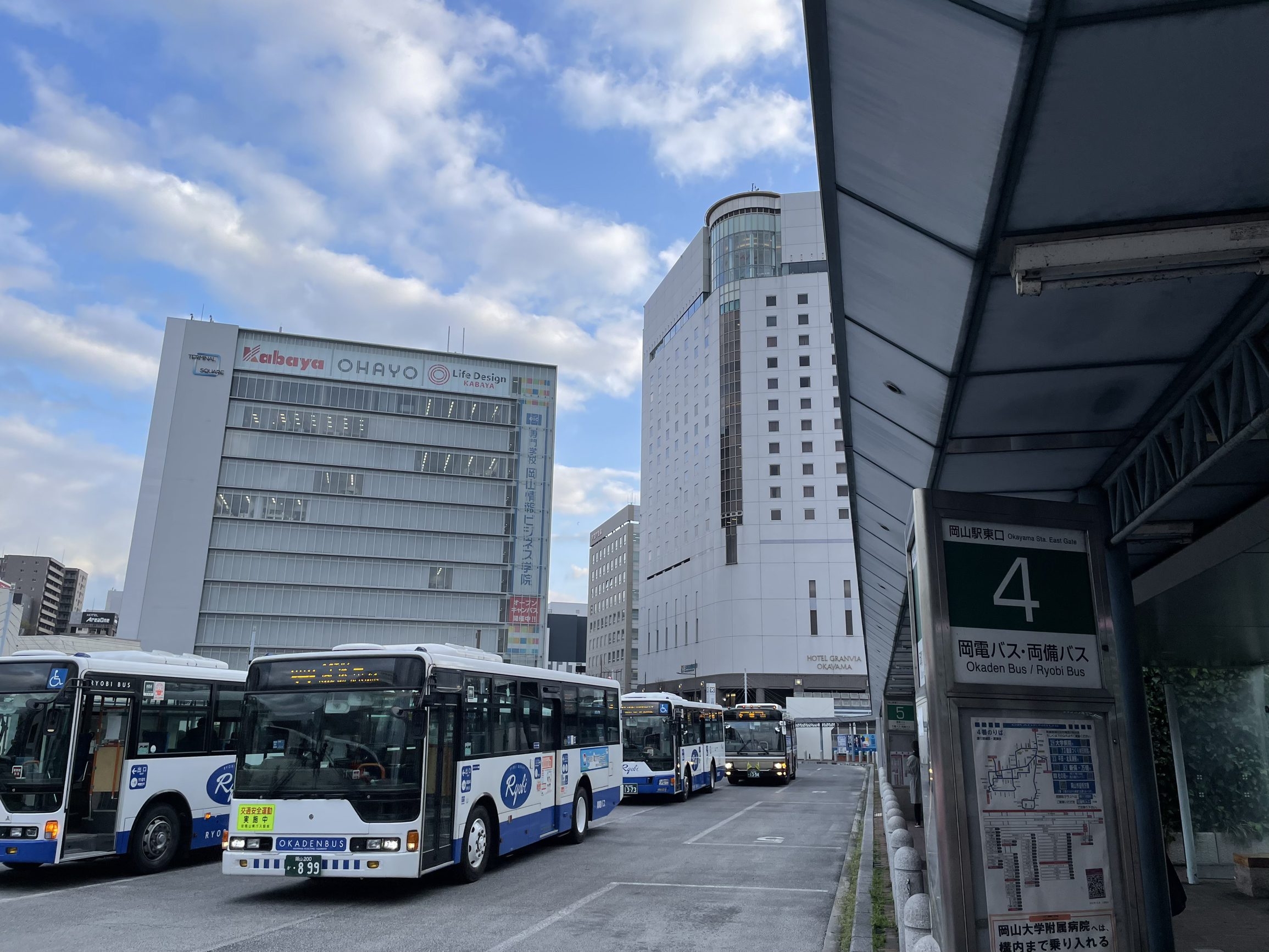 跟现代的城市，被誉为“晴れの国”，很少下雨，当地的水果和蔬菜品种多，味道好。 JR站附近就是冈山市，