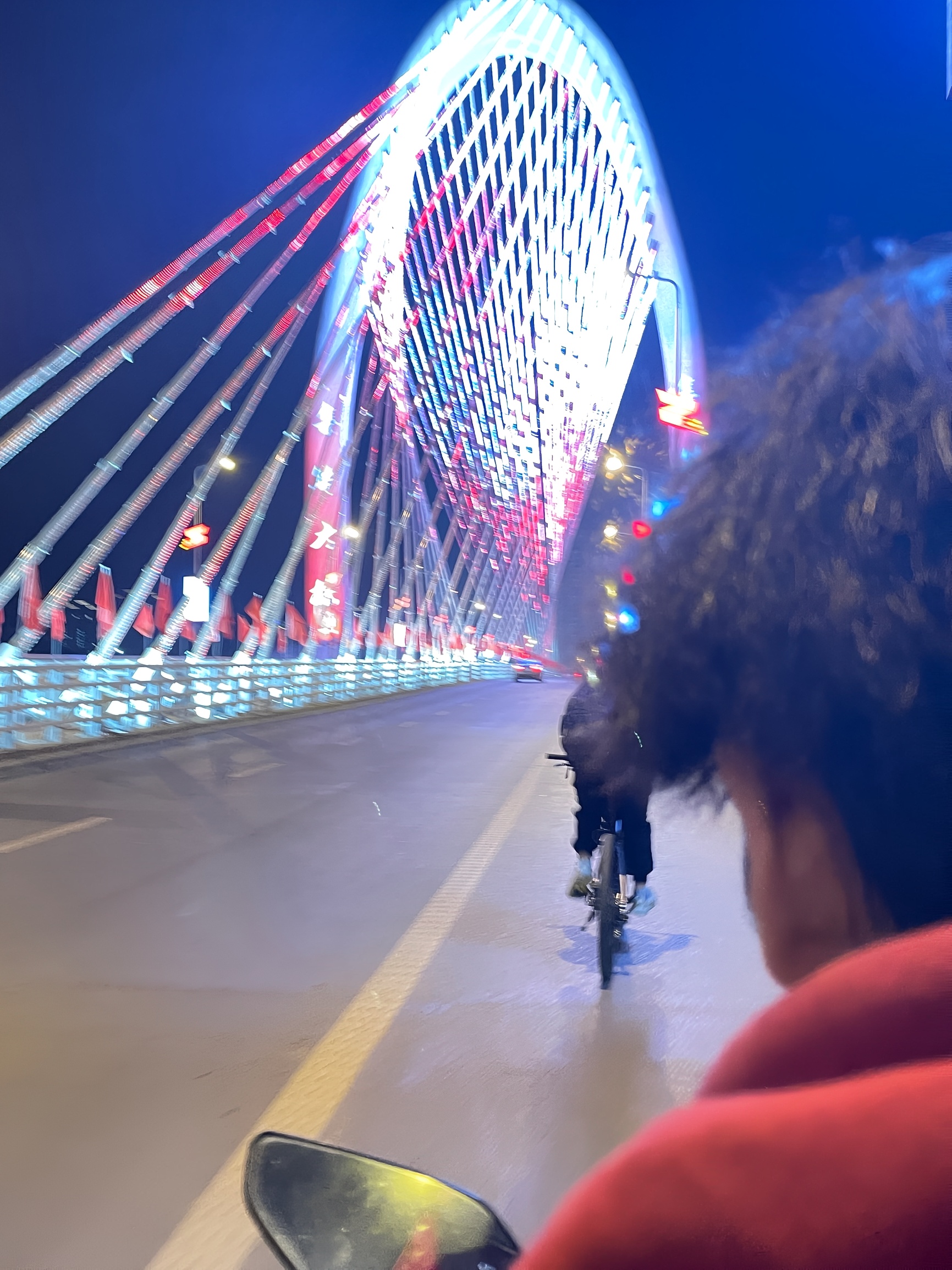 #这里看夜景超美 这里是赣州于都，我的老家，这个是新建的桥集结大桥，顺时代社会的发展，于都从贫困县慢