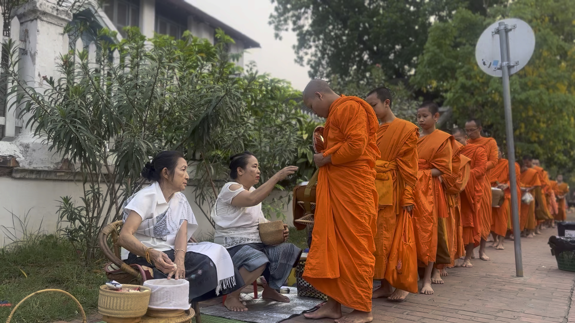 老挝琅勃拉邦—每天的清晨布施