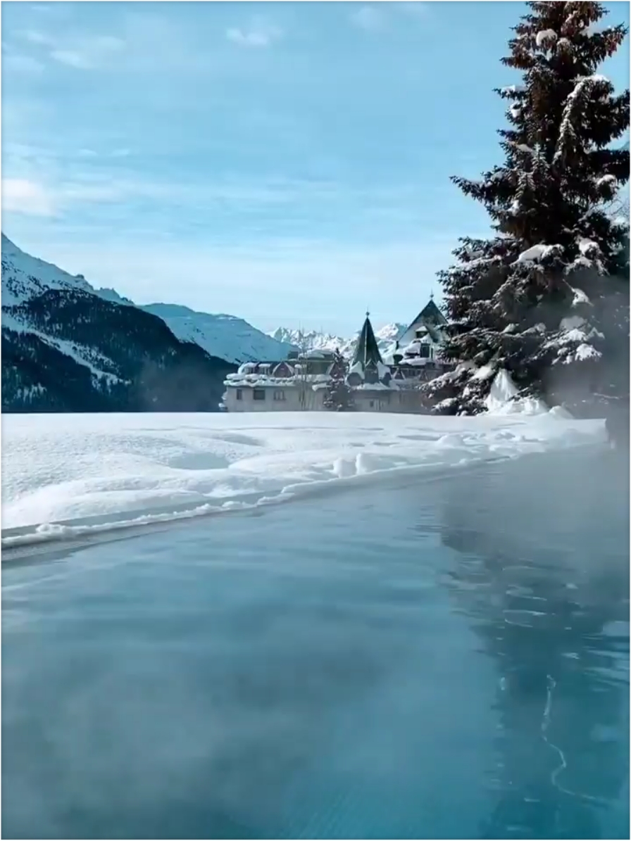 这是世界上最好的室外游泳池吗?在瑞士圣莫里茨度过了漫长的滑雪一天后， 我去了水疗中心。这种感觉是难以