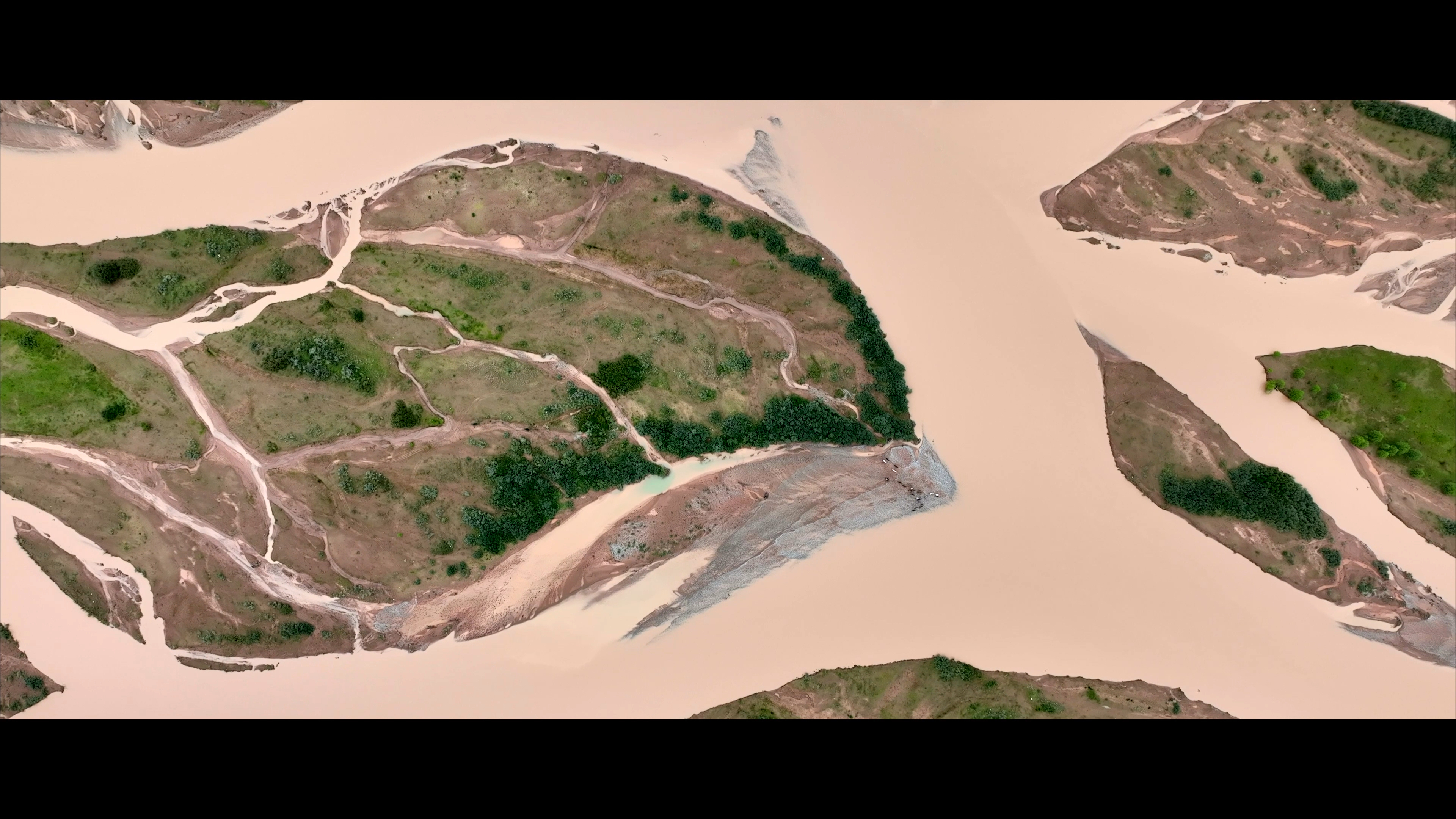 湄公河源头澜沧江，发源于玉树并横贯全境，大自然在这留下了神奇的画作，令人惊叹。囊谦县境内的扎曲河是澜