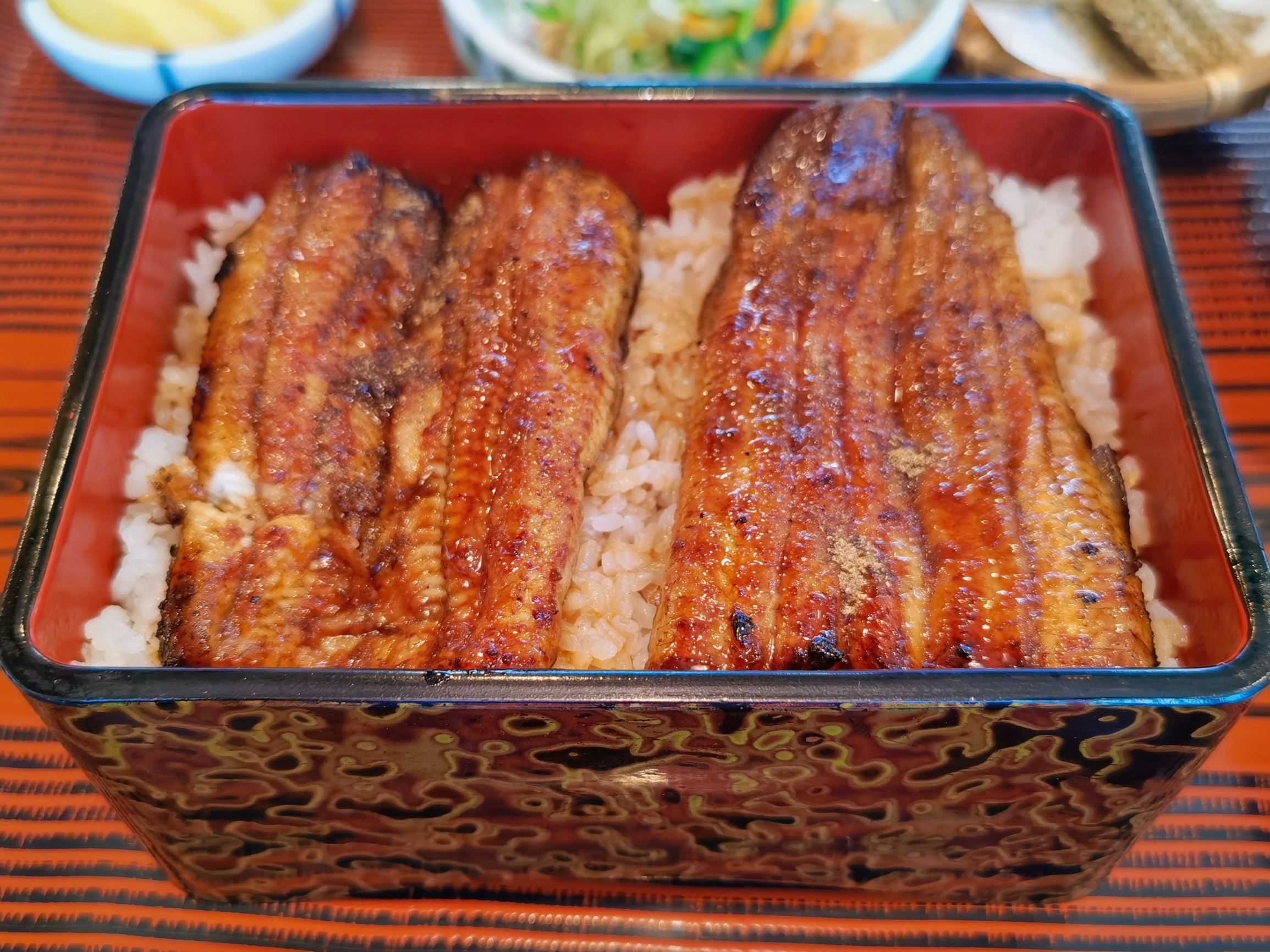 静冈掛井市吃双层鳗鱼饭，味道一流，吃得过瘾，排队一个小时