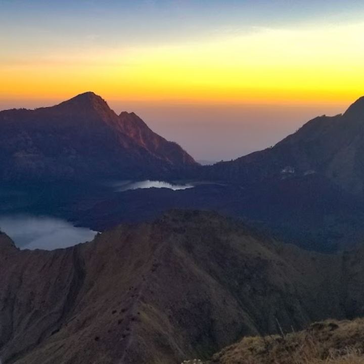 征服林贾尼火山：挑战与奇观交织的徒步之旅