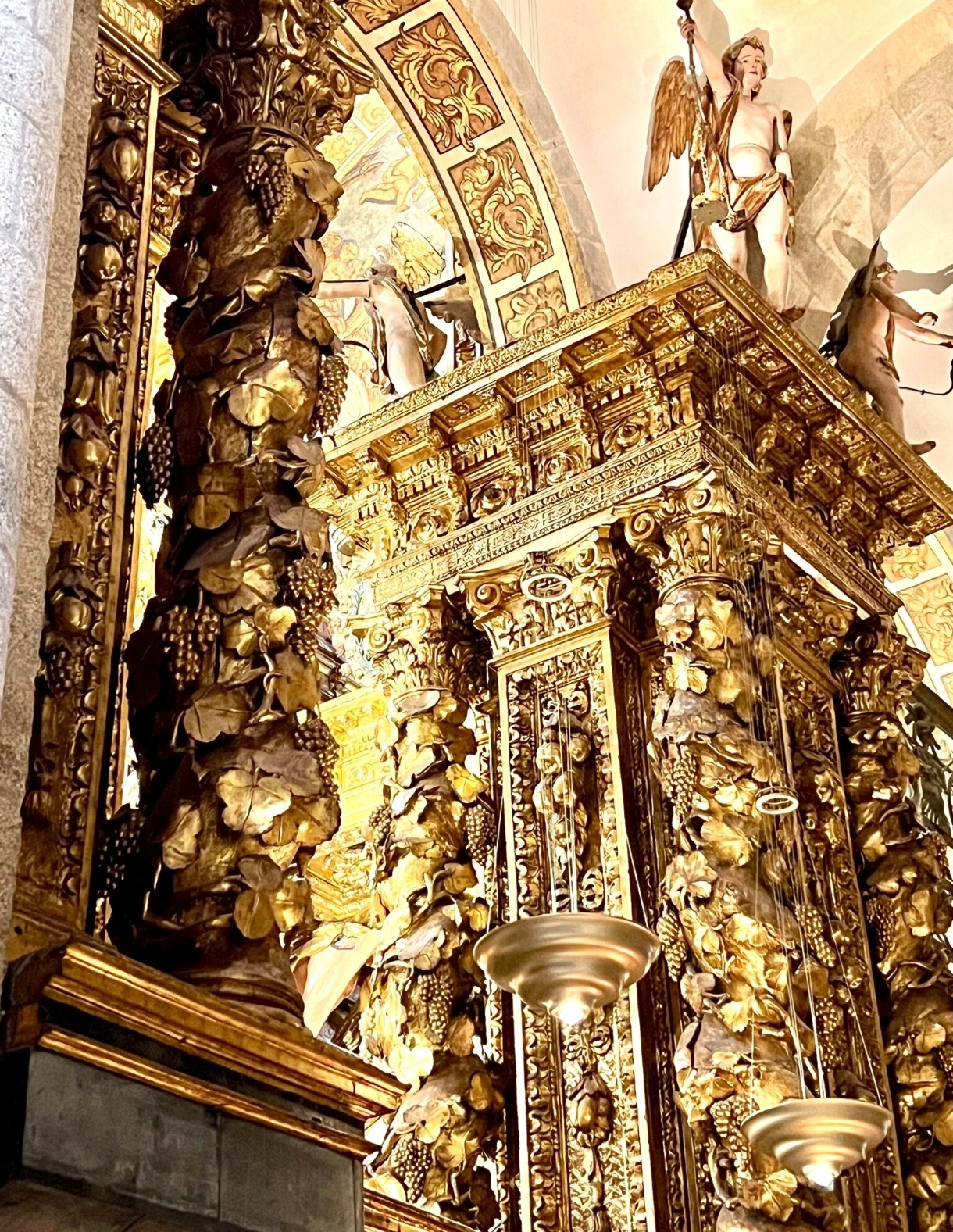 圣地亚哥大教堂：历史的瑰宝与宗教的圣地