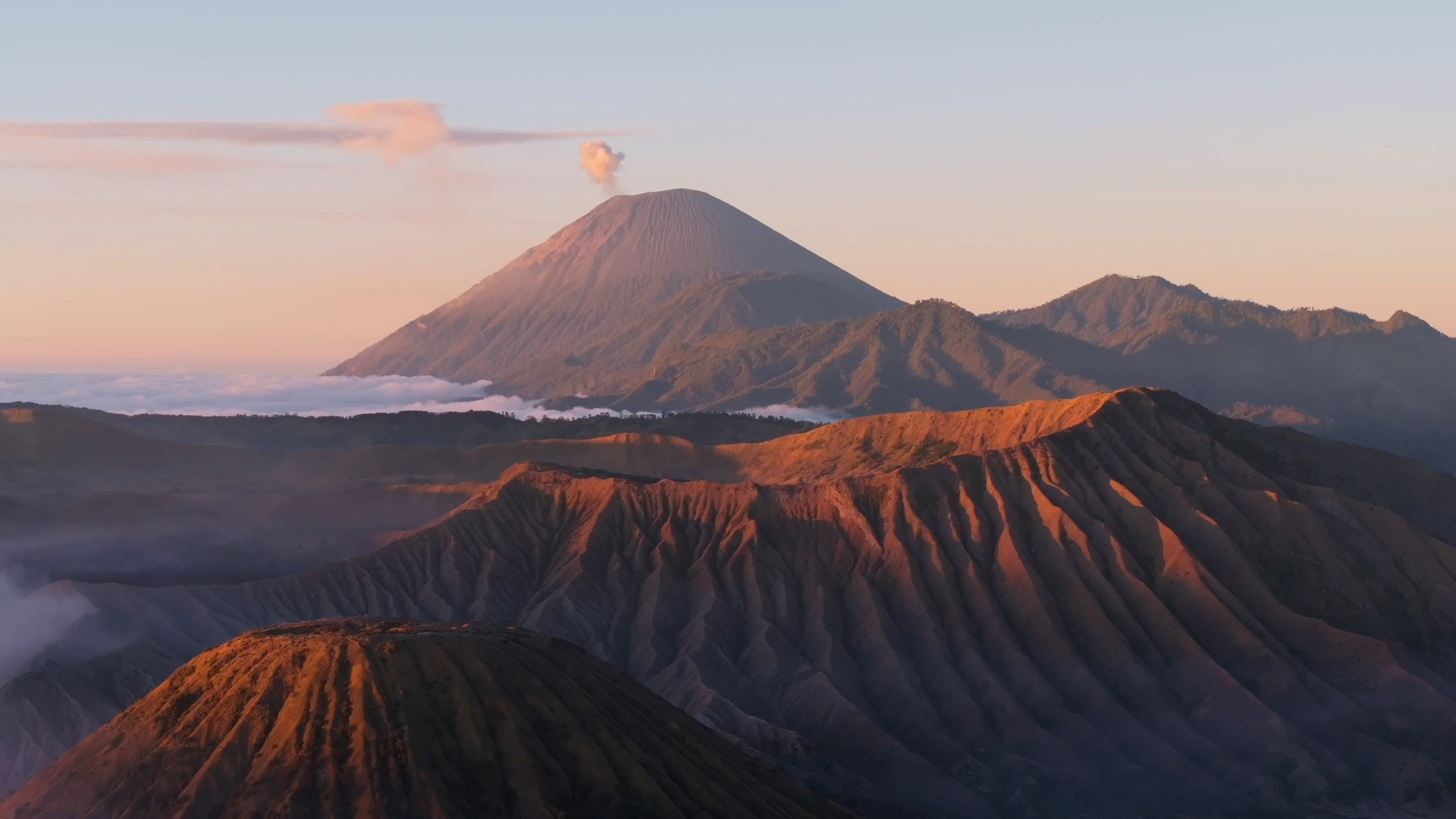 我爬上火山口，听到了地球的心跳