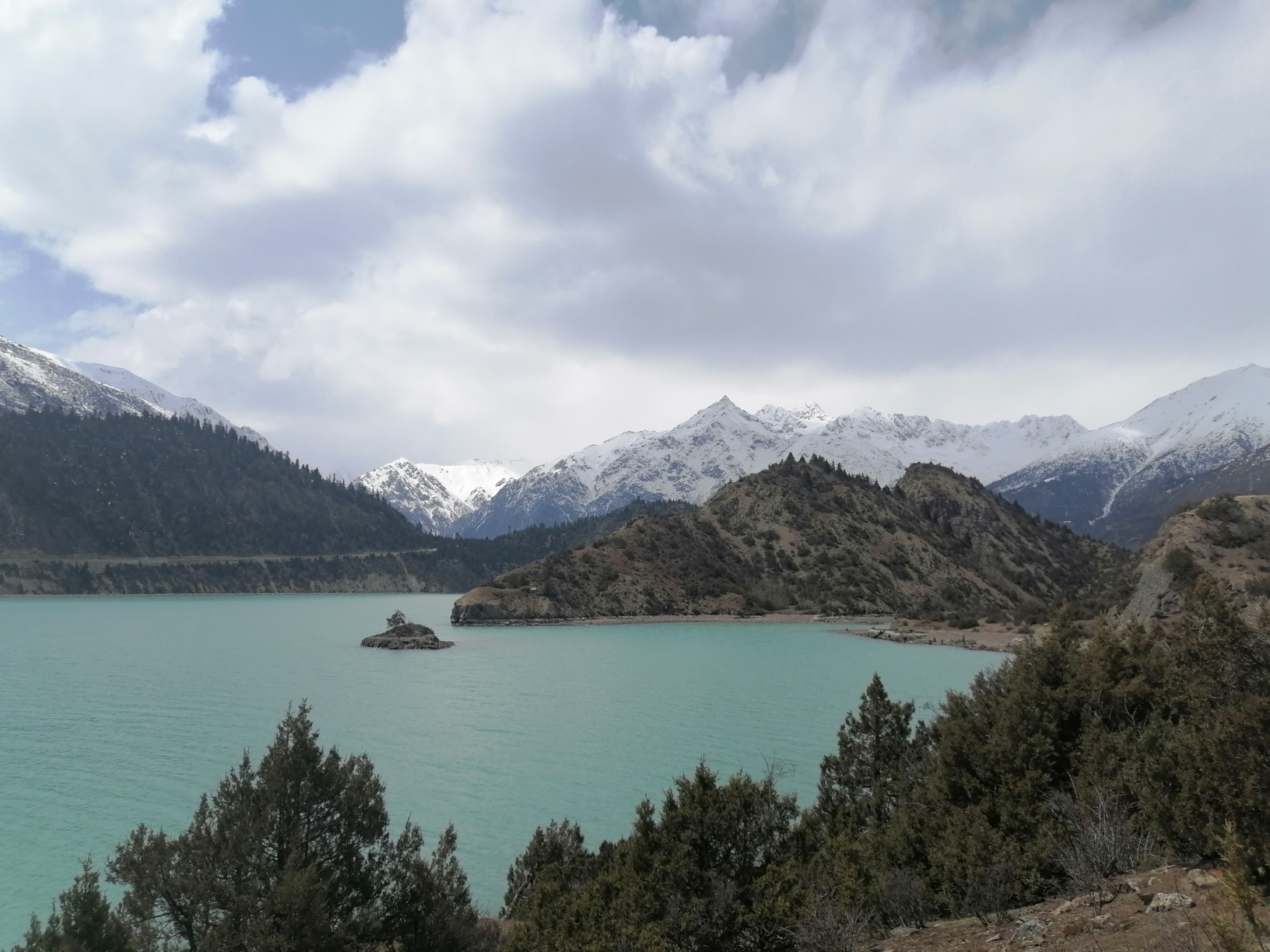 4月11旧西藏八宿县一然乌湖一德姆拉观景点一察隅大峽谷观景点一察隅县。走国道318从八宿到然乌湖，路